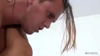 فتاة متألقة تطلب القذف في فمها