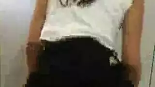 تستمتع آني بتدليك لطيف ومريح مع العديد من الرجال الأثرياء من حيها