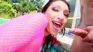 قحبة ترضع زبرين و هي مع رجلين و تلعب بالخصيات حتى تخرج حليب الزب في وجهها