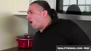 شقراء ناضجة تتعامل بخبرة مع عمود قاسٍ حتى النهاية