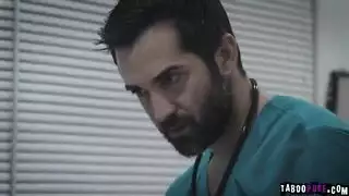 جماع في المستشفى: طبيب يدمر مهبل ضيق لمريضة شقراء