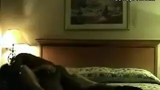 شقراء مغرية ذات ثديين ضخمين تركب رجلاً أكبر في مشهد إباحي قاسٍ