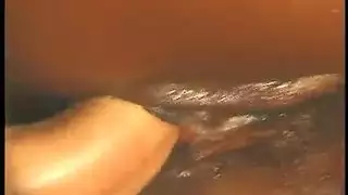 جماع مائي صريح: شاب عربي ذو عضلات وفتاة سمراء يمارسان الجنس