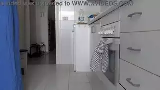 علاقة عائلية محرمة: زوجة الأب تتوق لقضيب ابن زوجها في مؤخرتها