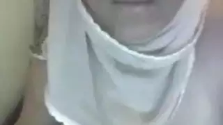 مشهد إباحي: فتاة محجبة تُهيمن عليها ممثلة إباحية عربية