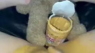 فطيرة كريمية إباحية: عذراء شابة مليئة بسائل زبدة الفول السوداني الحلو