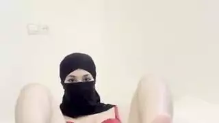 فتاة مسلمة منفردة بالحجاب تلمس فرجها المبلل وبظرها
