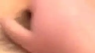 في سن المراهقة الشعر القصير هو على وشك الاستمناء حين الحصول على الديك من الصعب صديقها في بوسها الرطب