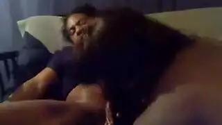 روتين يومي: أصابع في كسها المشعر وشرجها