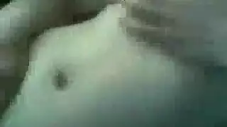 تلعب في كسها وهي في العربية وتقوله تعالي دخل زبك جوة كسي