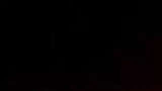 الكلبة في سن المراهقة الساحرة تمتص قضيب الرجل الأصغر سنًا وتحصل على مؤخرتها الضيقة