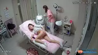 كاميرا مخفية مكشوفة: مراهقة تحول غرفة الملابس إلى مشهد إباحي